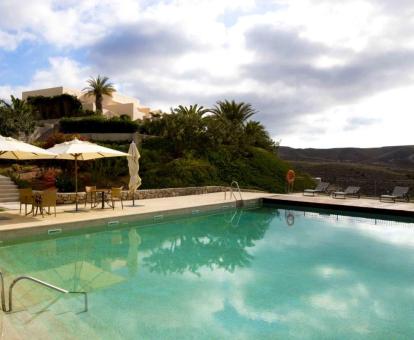 Foto de la gran piscina al aire libre disponible todo el año de este alojamiento.