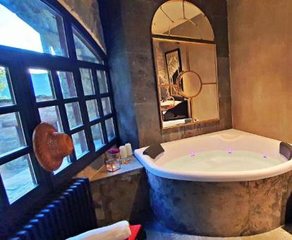 Foto de una de las suites con bañera de hidromasajes privada del alojamiento.