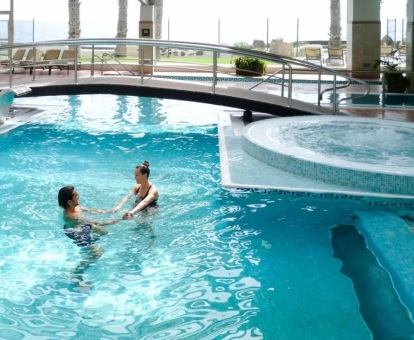 Foto de la piscina de hidroterapia y jacuzzi del spa del hotel.