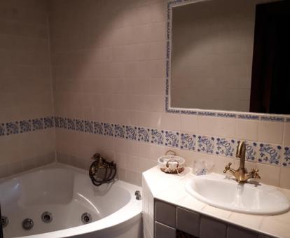 Bañera de hidromasaje privada de una de las habitaciones dobles del hotel.