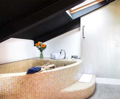 Foto de la bañera de hidromasaje que se encuentra en el Rusticae Hotel Cardamomo Siguenza