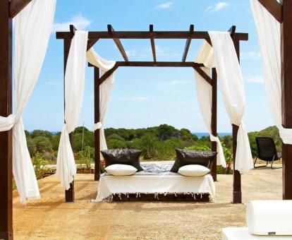 Zona de relajación con camas balinesas y vistas al mar de este hotel solo para adultos.