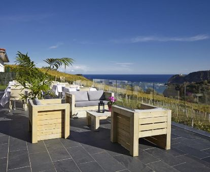 Agradable terraza con mobiliario al aire libre y vistas al mar de este maravilloso hotel.