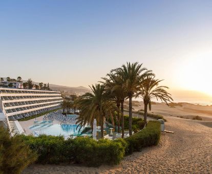 Fabuloso hotel con piscina exterior y acceso directo a un parque natural de dunas.