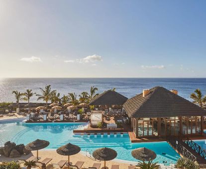 Fabulosa zona exterior con piscina, terrazas y vistas al mar de este hotel solo para adultos.