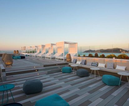 Fabulosa terraza solarium con mobiliario y vistas al mar en este moderno hotel solo para adultos.