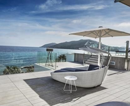 Maravillosa terraza con mobiliario y vistas al mar y a los alrededores de este hotel solo para adultos.