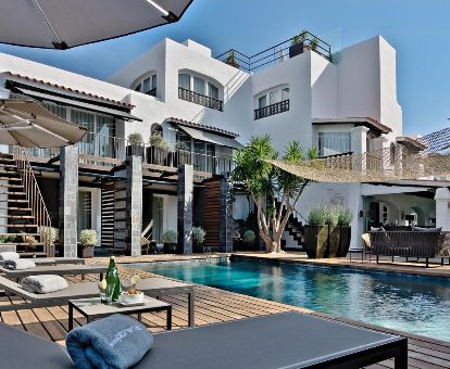 Hermoso edificio con piscina exterior y solarium de este hotel ideal para parejas.