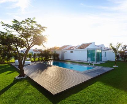 Maravillosa villa independiente con jardín y piscina privada de este fabuloso hotel exclusivo para hombres.