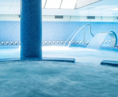 Foto de la piscina de hidroterapia del centro de bienestar del hotel.