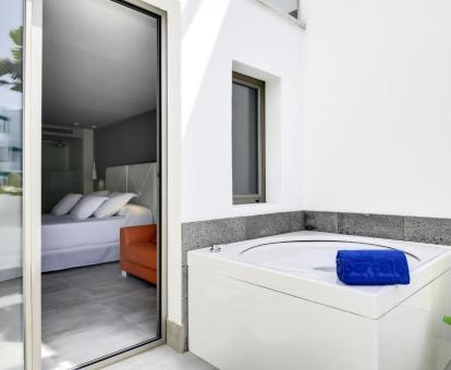 Foto de la Habitación Doble Deluxe con bañera de hidromasaje.