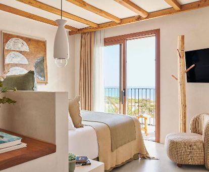 Una de las coquetas habitaciones dobles con terraza y vistas al mar de este hotel ideal para parejas.