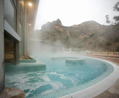 Foto de una de las piscinas con elementos de hidroterapia disponibles todo el año de este alojamiento.