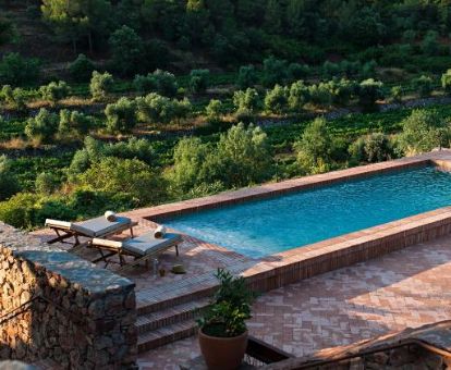 Hermosa piscina con fabulosas vistas a la naturaleza de este hotel solo para adultos.