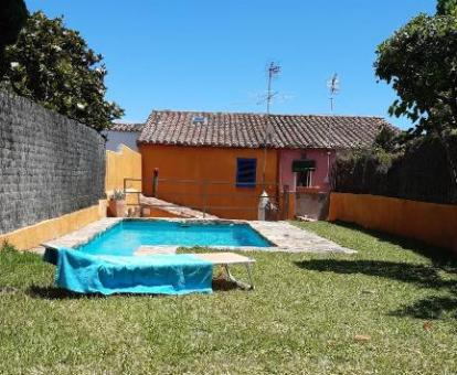 Foto del jardín privado con piscina al aire libre de la casa rural.