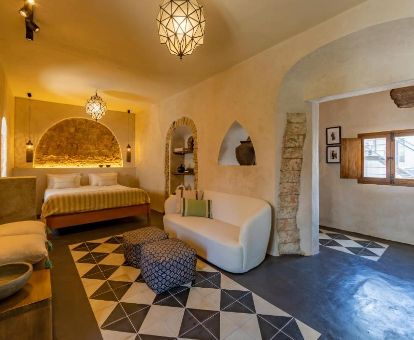 Una de las maravillosas habitaciones de estilo marroquí de este precioso hotel ideal para parejas.