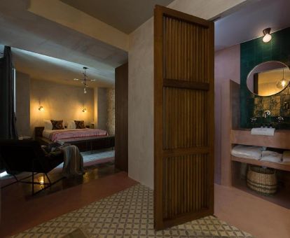 Una de las hermosas habitaciones de estilo árabe de este hotel solo para adultos.