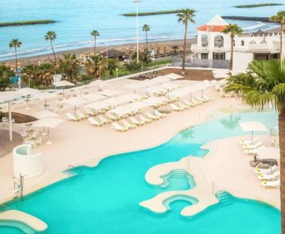 Foto de una de las piscinas del hotel con solarium y vistas a la playa.