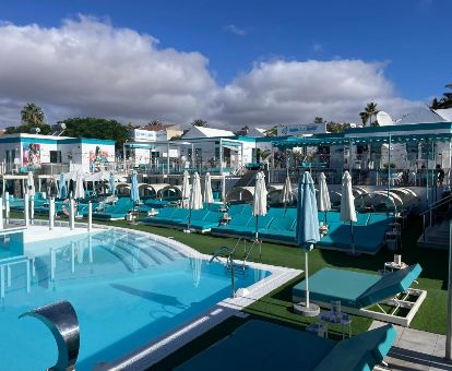Exteriores de este establecimiento con piscina y tumbonas de este hotel swinger exclusivo para parejas.