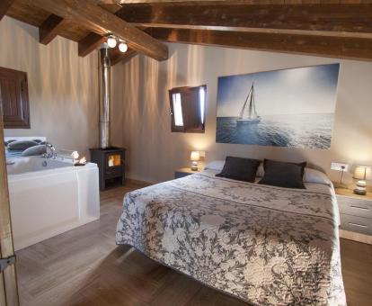 Foto del dormitorio de la villa con bañera de hidromasajes privada junto a la cama.