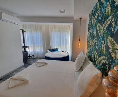Una de las maravillosas suites con jacuzzi privado junto a la cama de este romántico hotel.
