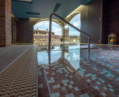 Foto de la piscina cubierta del centro de bienestar del hotel.