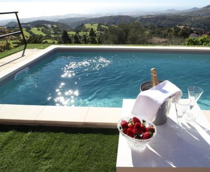 Foto de la piscina al aire libre con  vistas panorámicas a la naturaleza.