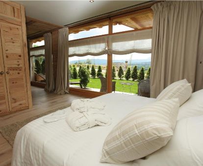 Una de las amplias habitaciones con grandes ventanales y vistas al paisaje de este hotel solo para adultos.