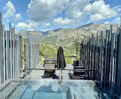 Fabulosa zona exterior con piscina privada y maravillosas vistas al paisaje de una de las villas de este romántico hotel.