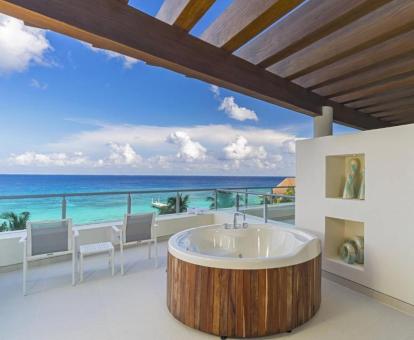 Foto de la bañera de hidromasaje privada con vistas al mar de la Suite Deluxe.
