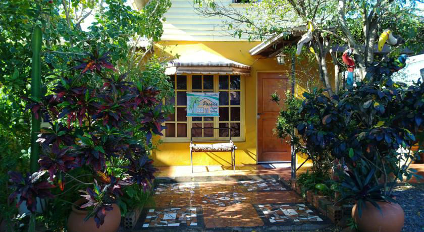 fachada del hotel solo para adultos Posada Portal del Iguazú en Argentina