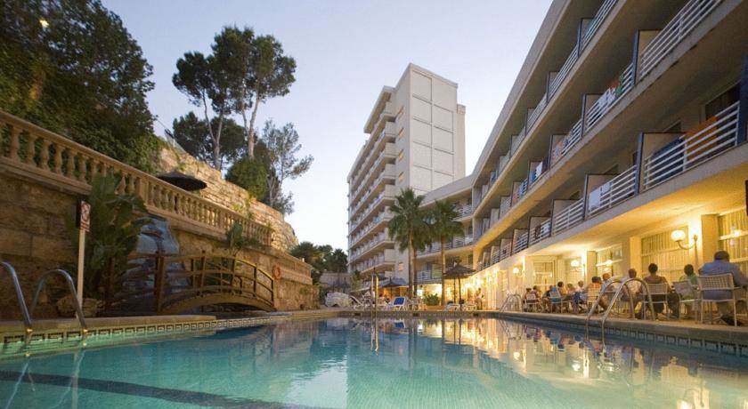 terraza con piscina hotel Hi Palmanova Palace Adults Only