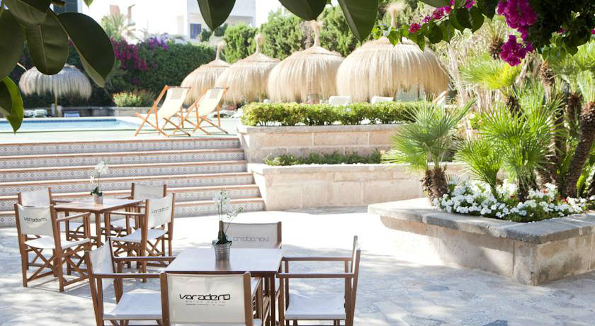 exteriores del hotel DE Luxe Varadero en Portopetro