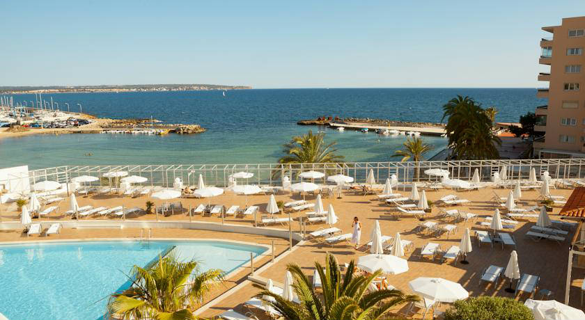 piscina con vistas al mar del hotel