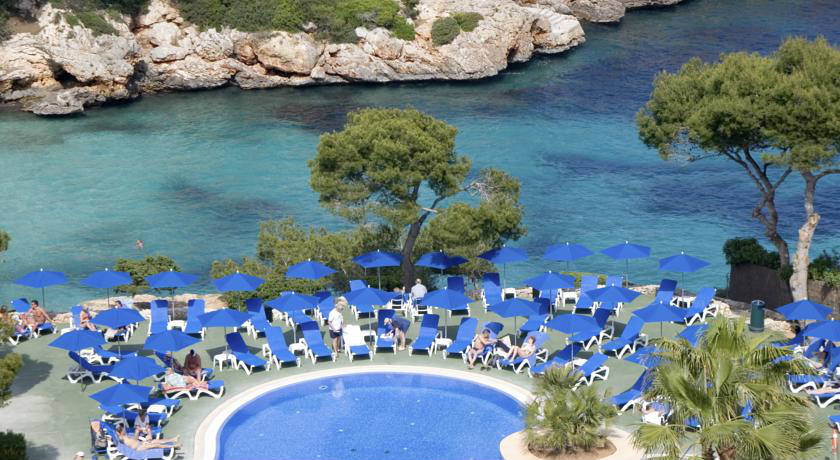 Piscina con vistas al mar del hotel