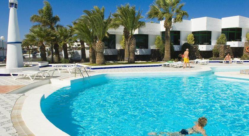 piscina con vistas de Los Apartamentos Panorama Adults Only en Lanzarote