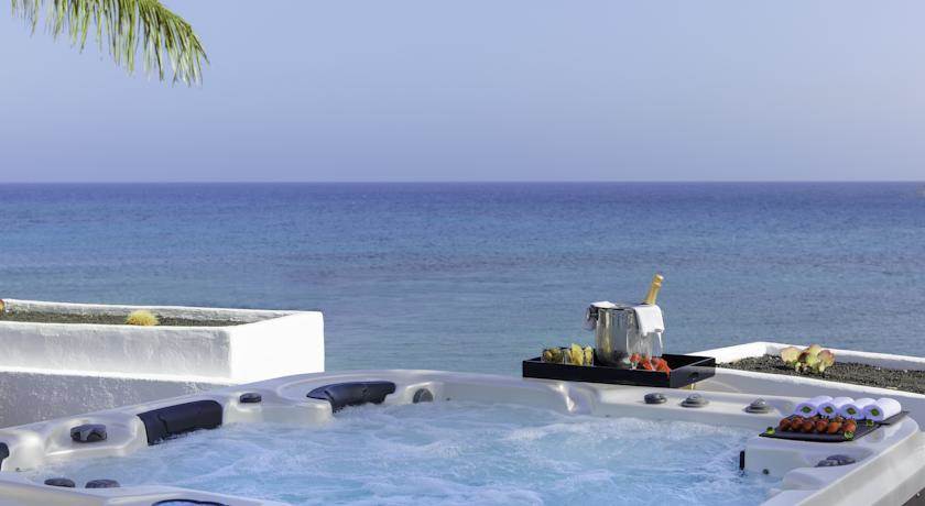 Vistas al mar <span>Desde</span> el jacuzzi del Hotel Melia Salinas en Lanzarote