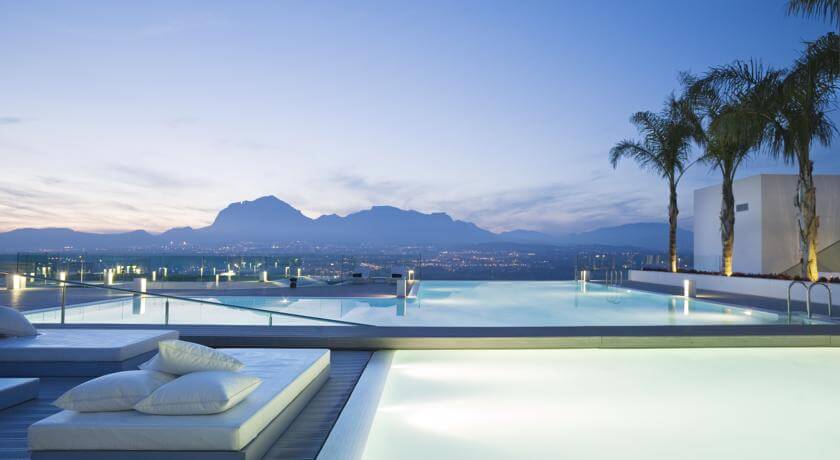 piscina al aire libre de este hotel sólo para adultos