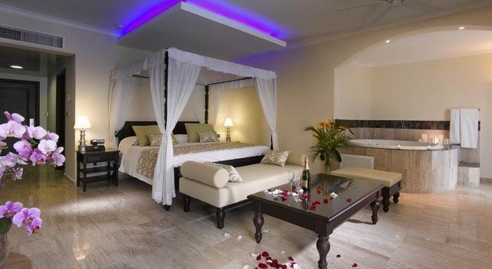 Habitación romántica del hotel con jacuzzi privado en Punta Cana