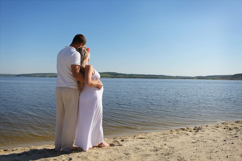 Pareja de viaje de Babymoon