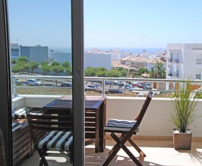 Foto del balcón amueblado con vistas al mar de este coqueto apartamento.