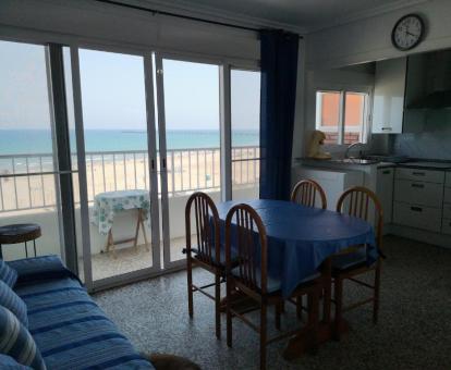 Foto de las instalaciones de este apartamento con vistas al mar.