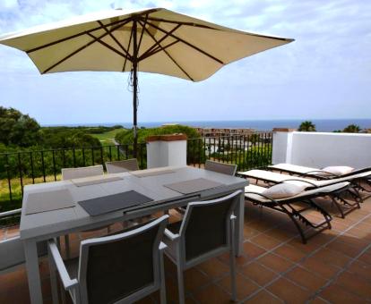 Foto de la terraza amueblada con vistas al mar del apartamento.