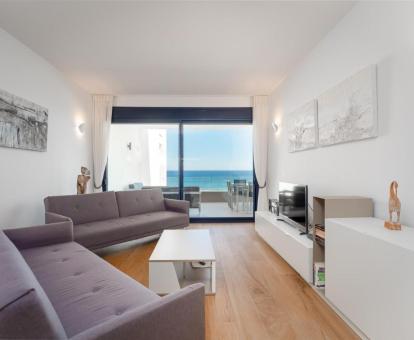 Foto del interior de este precioso apartamento con vistas al mar.