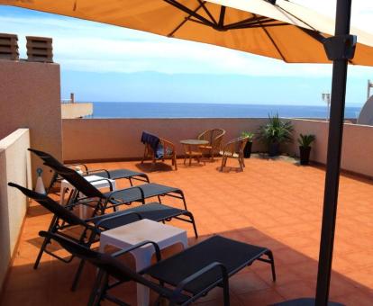 Foto de la terraza amueblada con vistas al mar del apartamento.