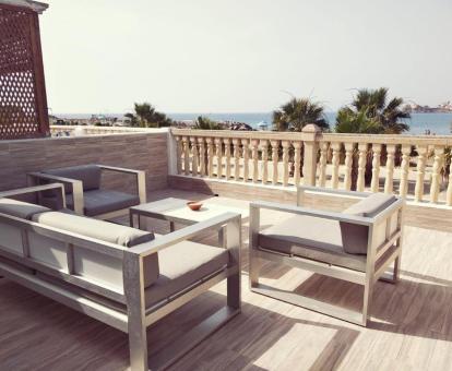 Foto de las instalaciones de este hotel con vistas al mar.