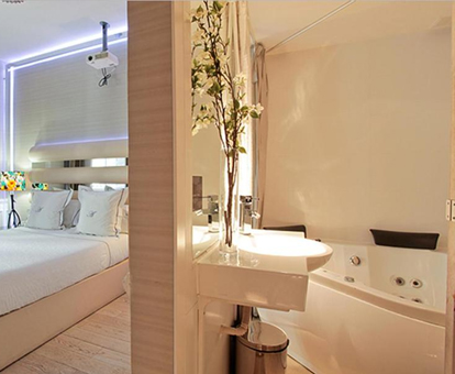 Foto del apartamento de una habitación con bañera de hidromasaje en el aparthotel AB Design Suites de Madrid.