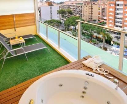 Terraza con mobiliario y jacuzzi exterior de la suite junior del hotel.