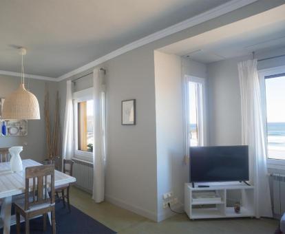 Foto de las instalaciones de este hotel con vistas al mar.