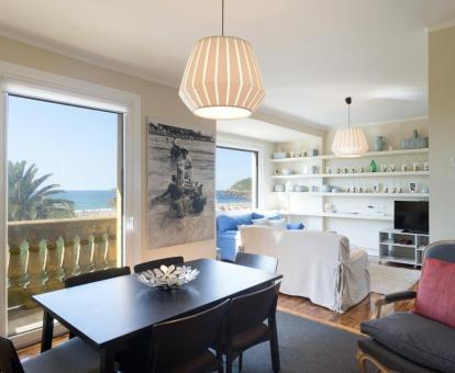 Foto de las instalaciones de este hotel con vistas al mar.